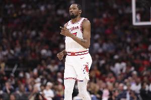 斯玛特：季后赛对阵杜兰特很残酷 他是史上最伟大球员之一